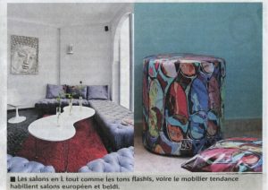 Les salons en L tout comme les tons flashis, voir le mobilier tendance habillent salons européen et beldi.